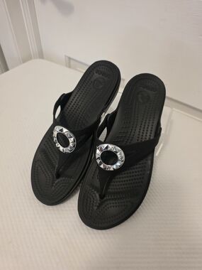 CROCS Black Women's Silvertone Jeweled Circle Thong Sandals Size 9 Stylish Black